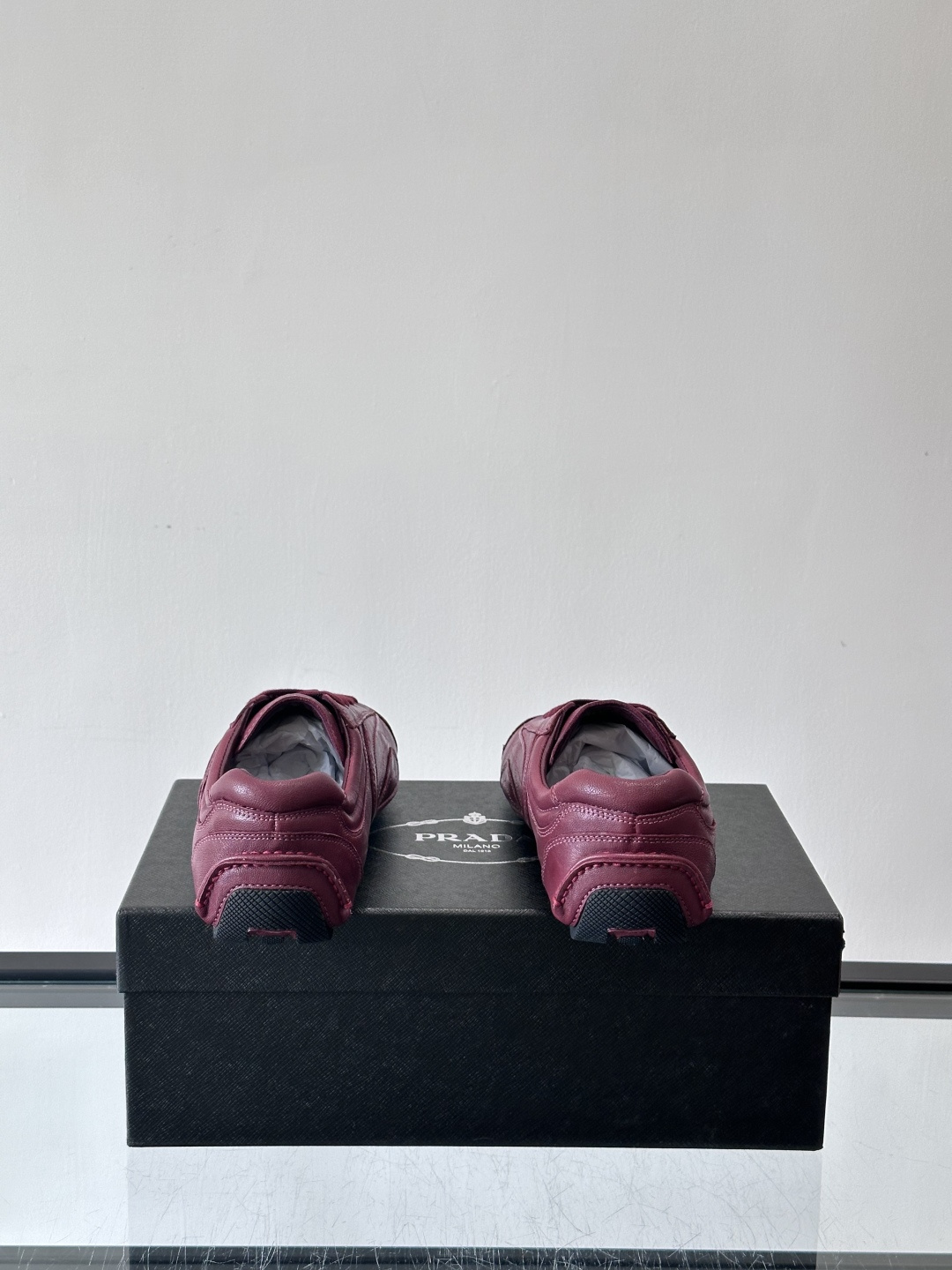 Prada Montecarlo德训鞋Prada Montecarlo德训鞋灵感源自赛车鞋，鞋面选用柔软