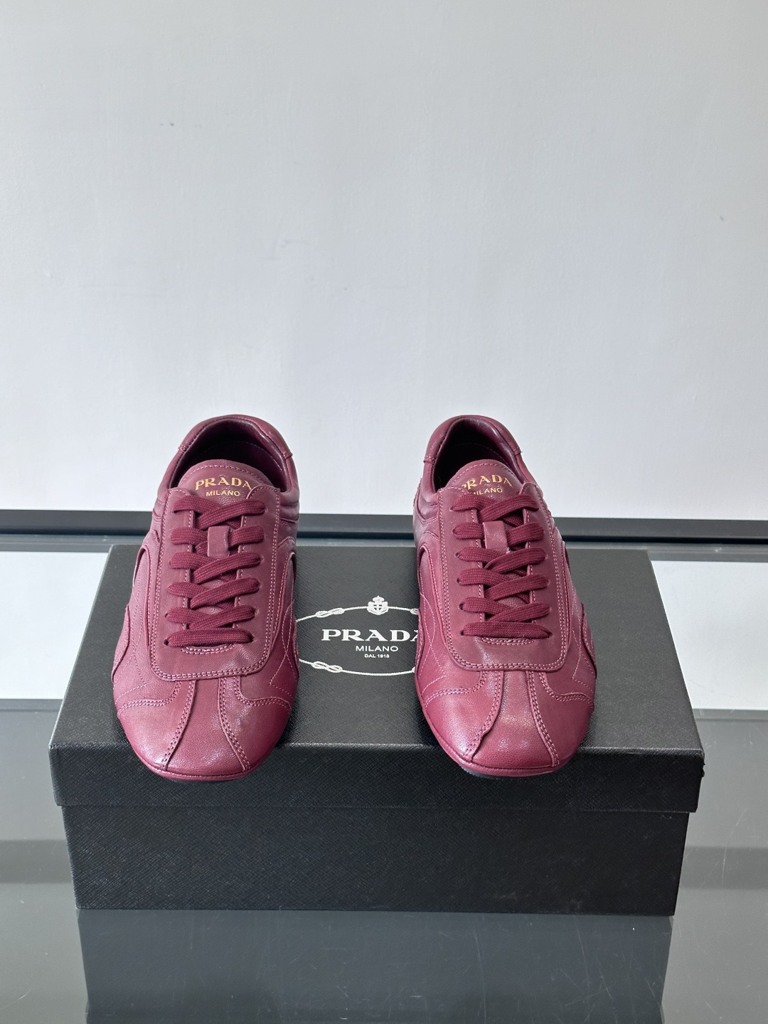 Prada Montecarlo德训鞋Prada Montecarlo德训鞋灵感源自赛车鞋，鞋面选用柔软