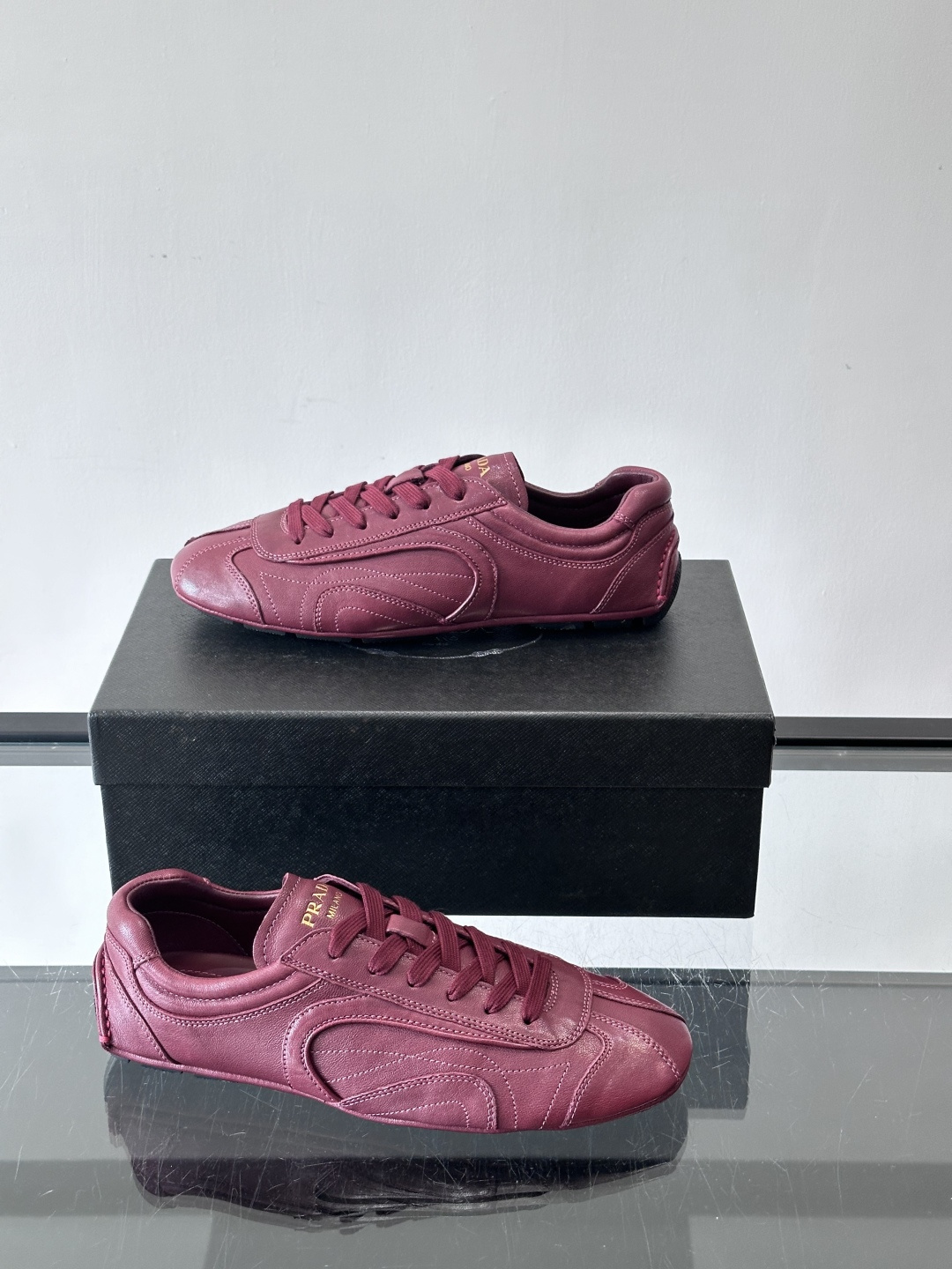 Prada Montecarlo德训鞋Prada Montecarlo德训鞋灵感源自赛车鞋，鞋面选用柔软