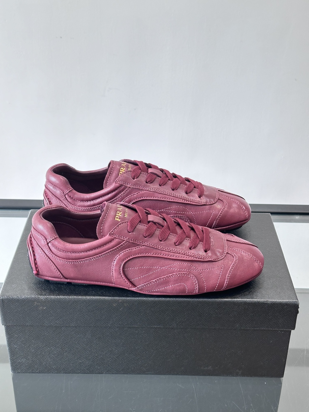 Prada Montecarlo德训鞋Prada Montecarlo德训鞋灵感源自赛车鞋，鞋面选用柔软