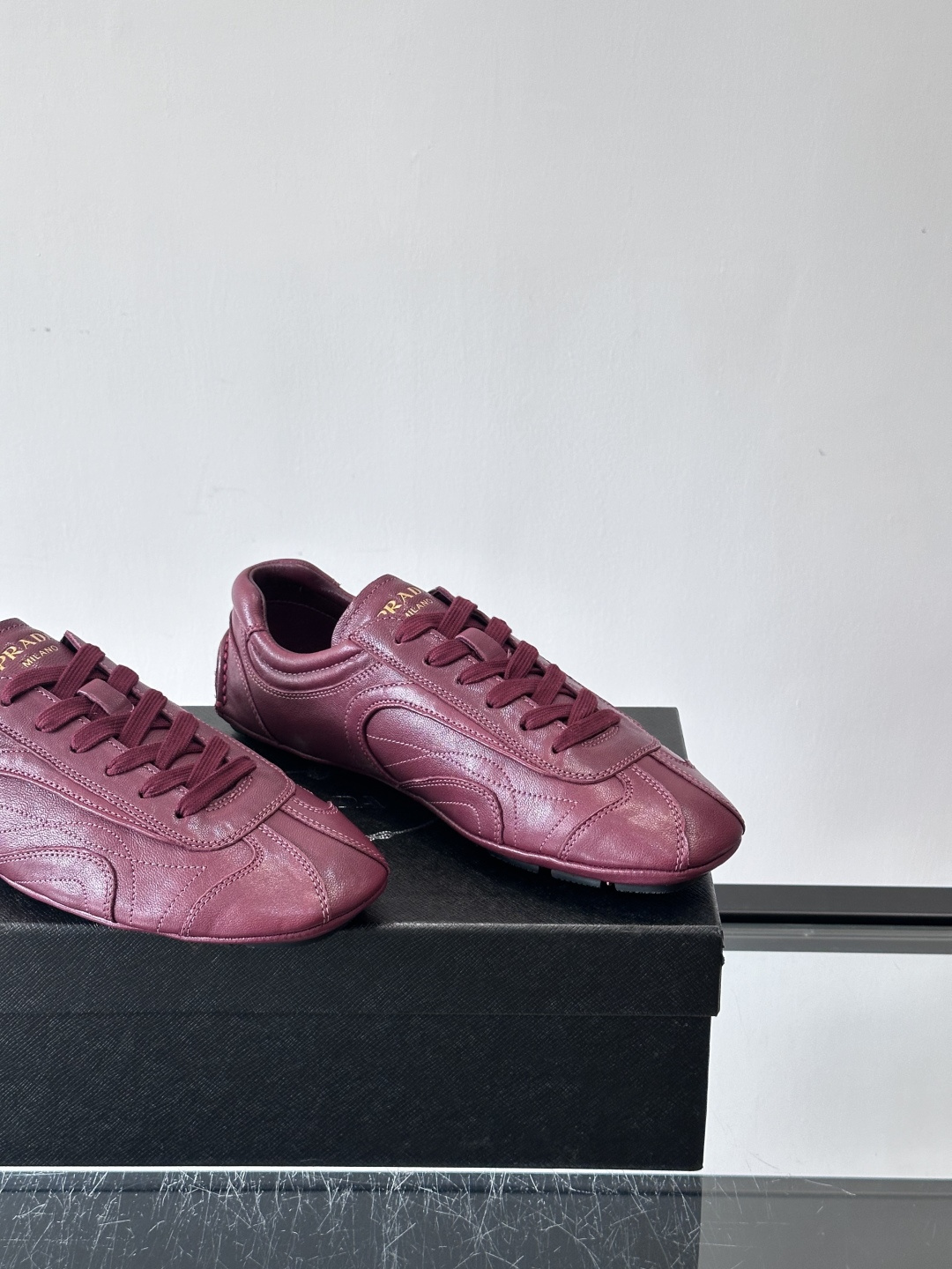 Prada Montecarlo德训鞋Prada Montecarlo德训鞋灵感源自赛车鞋，鞋面选用柔软