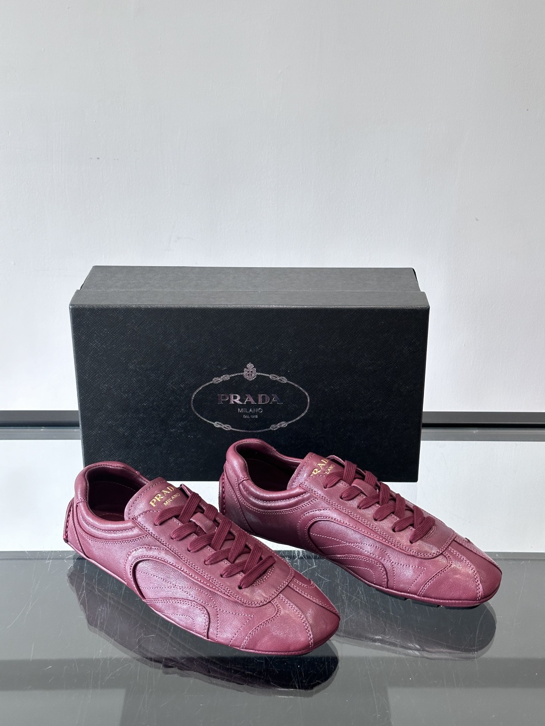 Prada Montecarlo德训鞋Prada Montecarlo德训鞋灵感源自赛车鞋，鞋面选用柔软