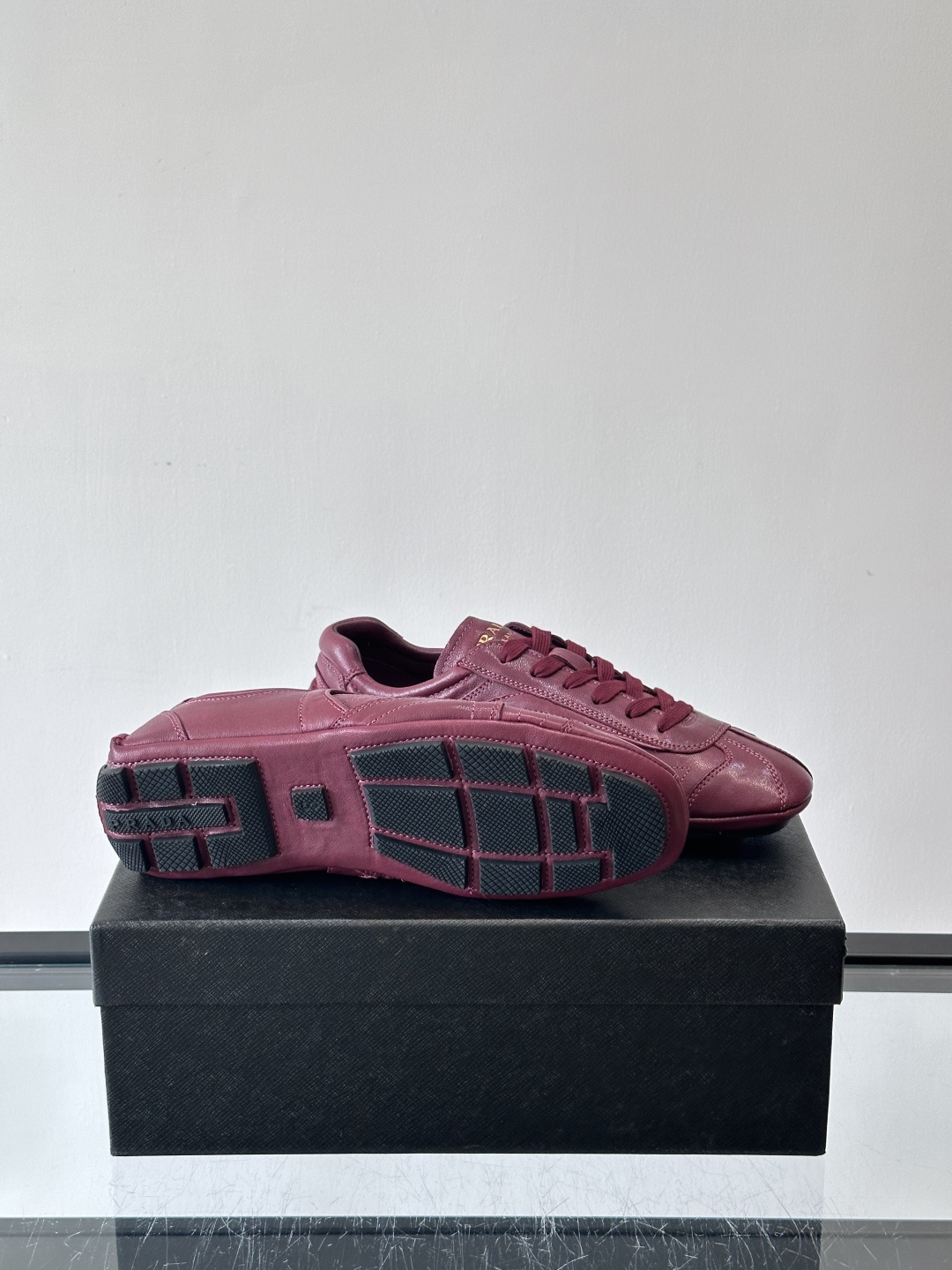 Prada Montecarlo德训鞋Prada Montecarlo德训鞋灵感源自赛车鞋，鞋面选用柔软