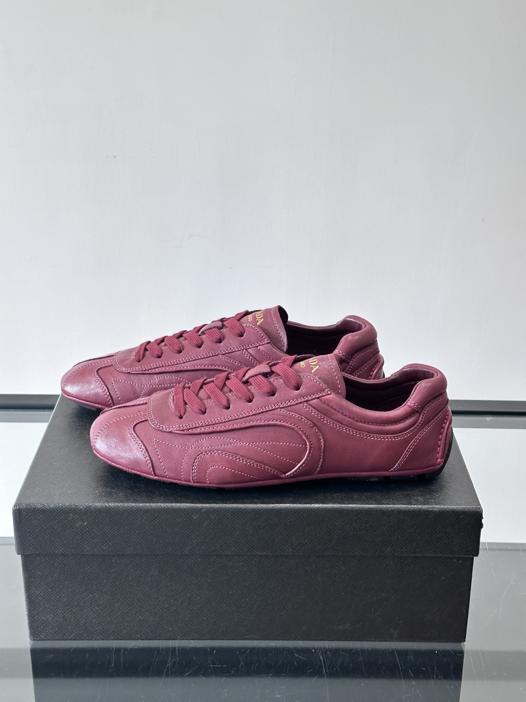 Prada Montecarlo德训鞋Prada Montecarlo德训鞋灵感源自赛车鞋，鞋面选用柔软