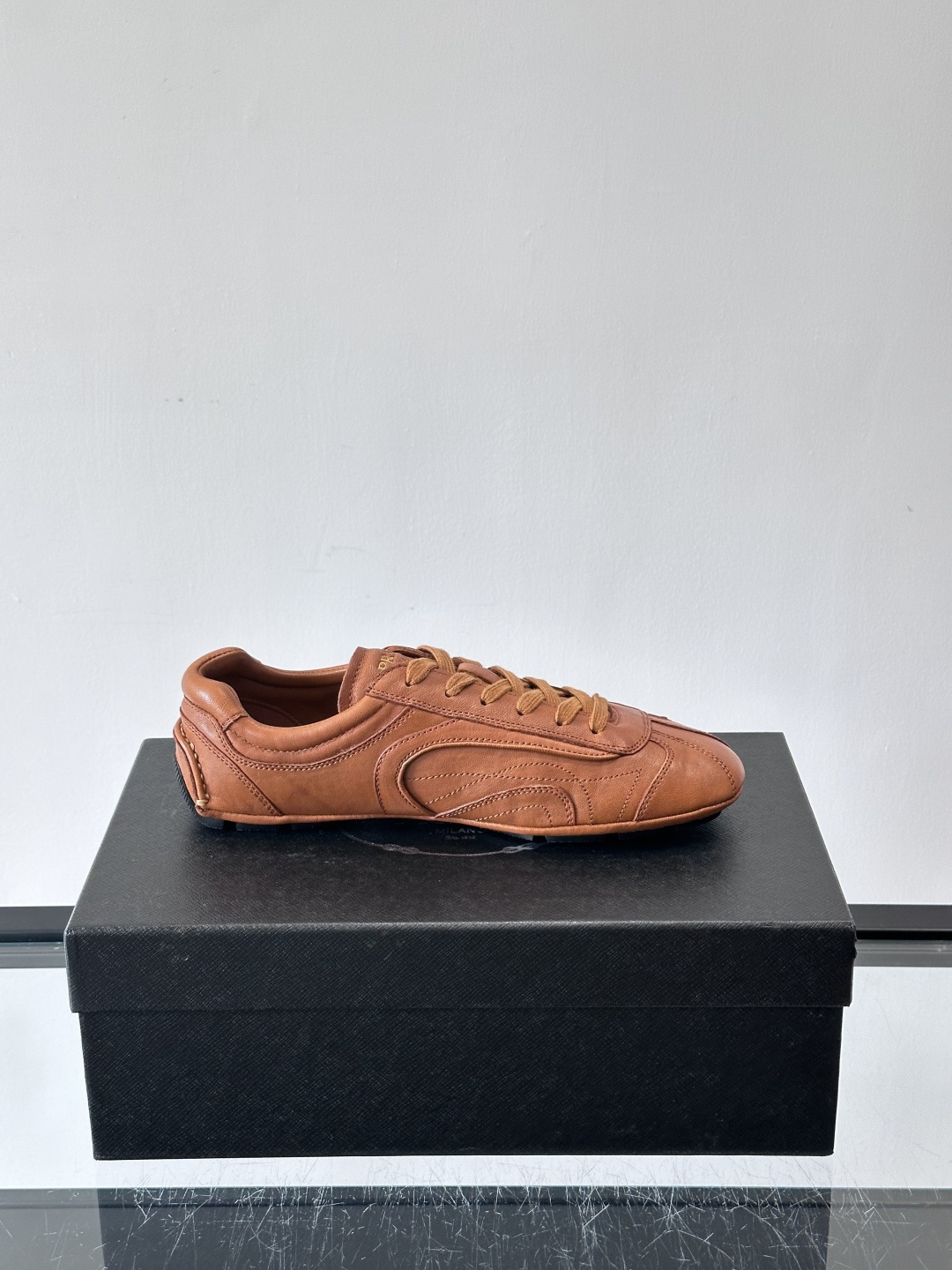 Prada Montecarlo德训鞋Prada Montecarlo德训鞋灵感源自赛车鞋，鞋面选用柔软