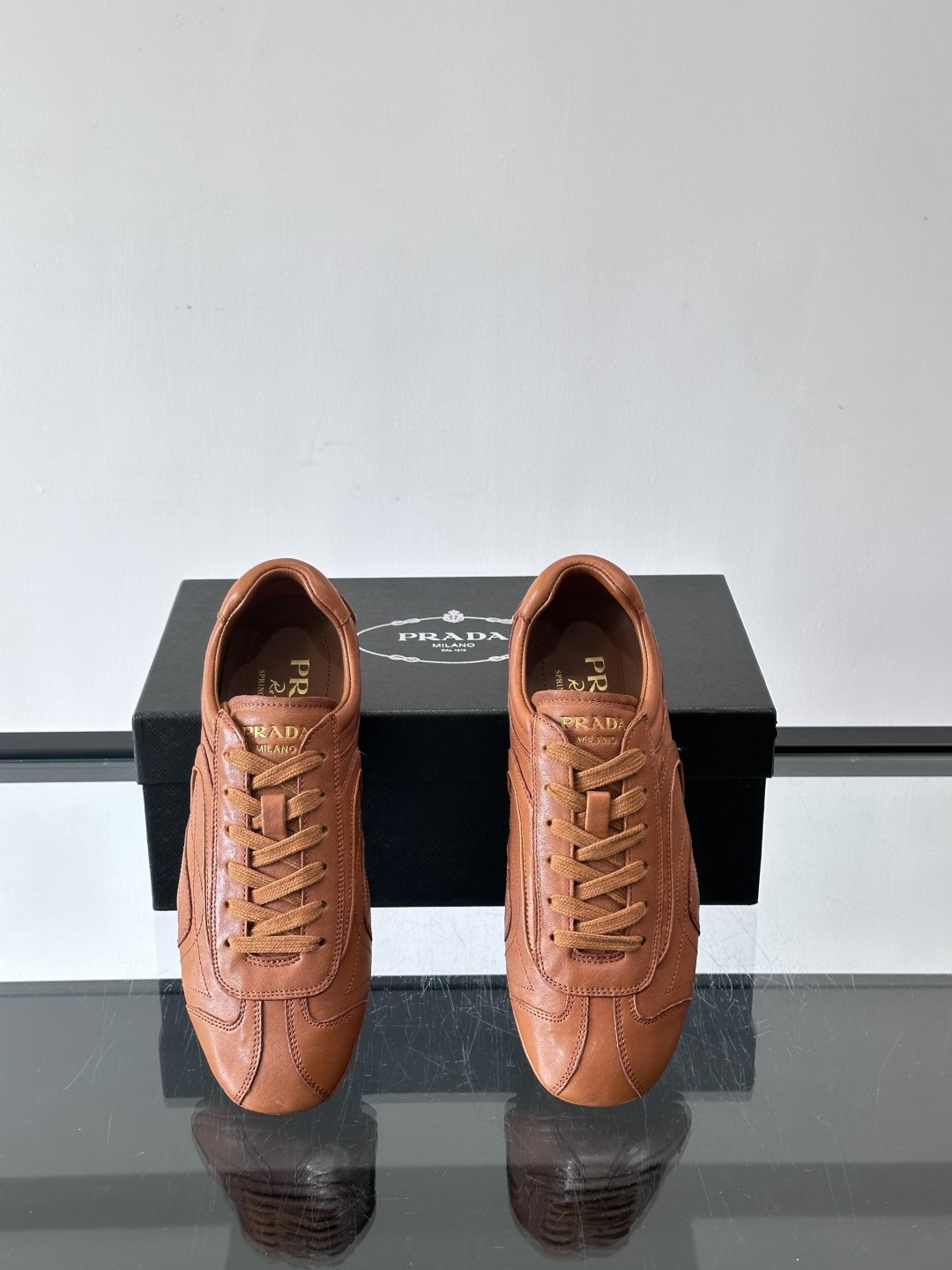 Prada Montecarlo德训鞋Prada Montecarlo德训鞋灵感源自赛车鞋，鞋面选用柔软