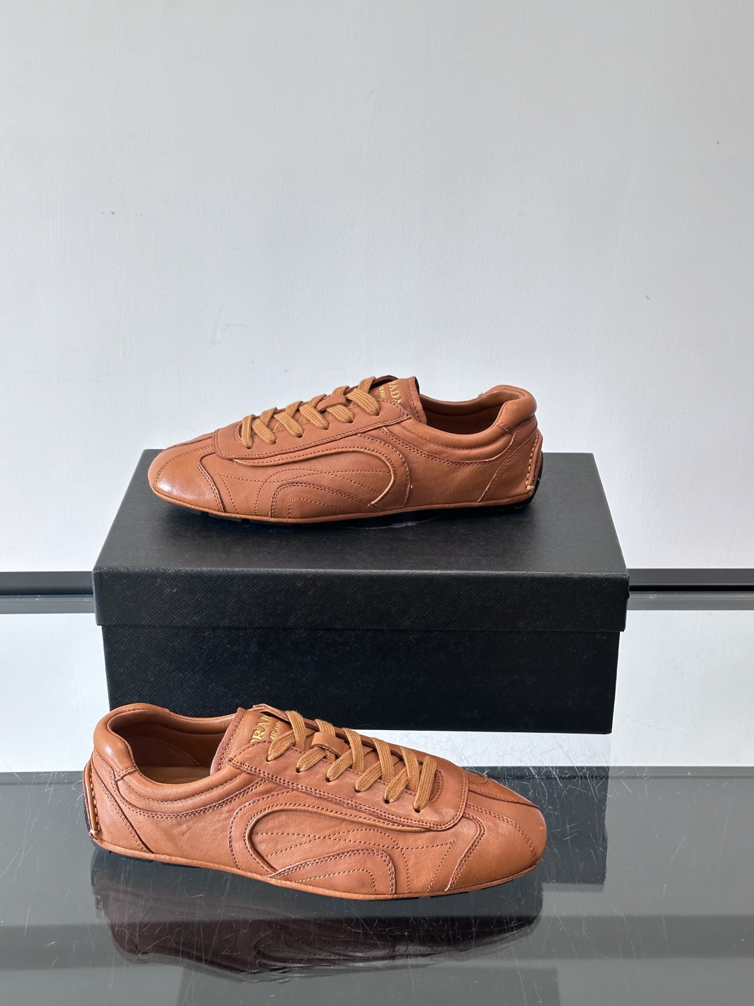 Prada Montecarlo德训鞋Prada Montecarlo德训鞋灵感源自赛车鞋，鞋面选用柔软