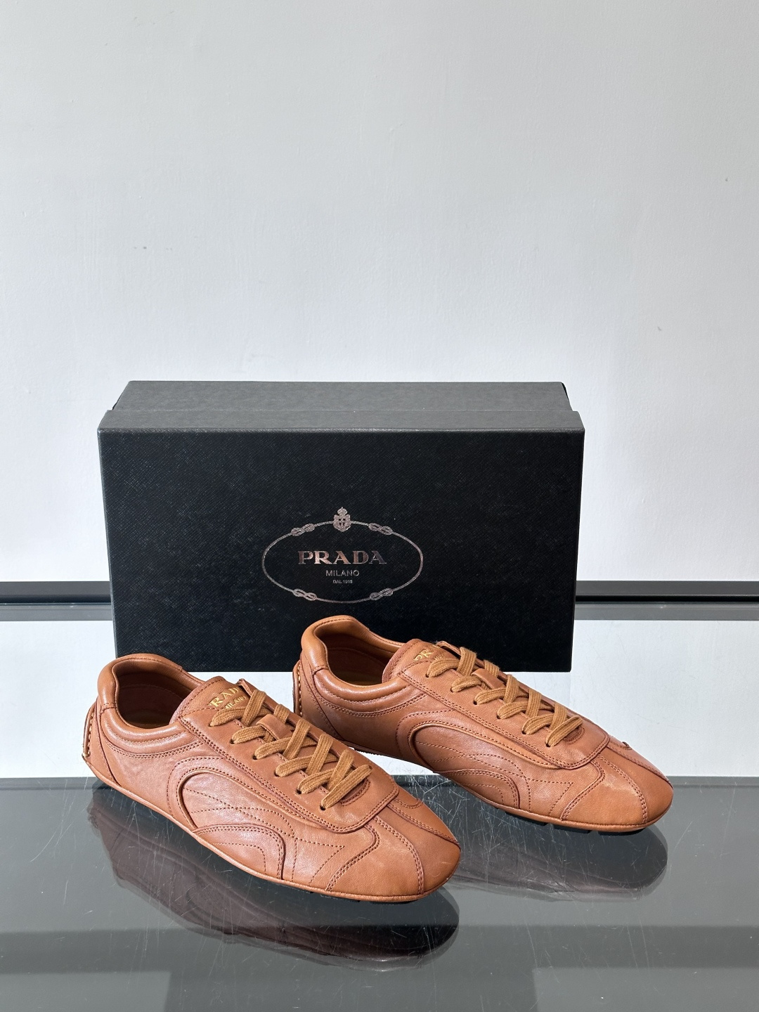 Prada Montecarlo德训鞋Prada Montecarlo德训鞋灵感源自赛车鞋，鞋面选用柔软