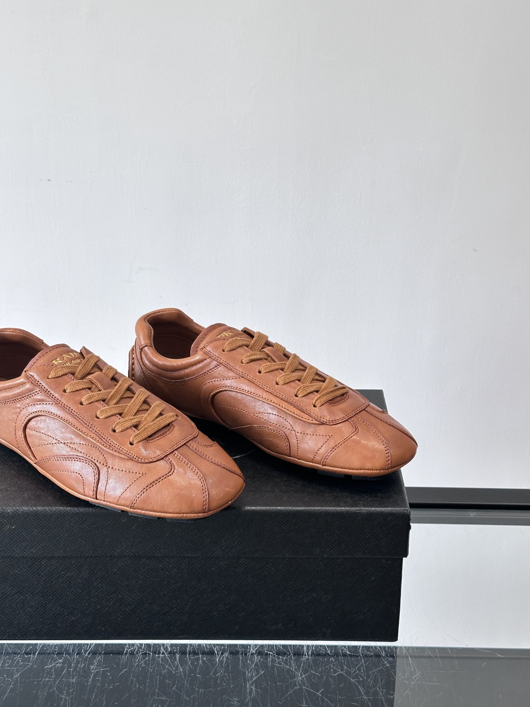 Prada Montecarlo德训鞋Prada Montecarlo德训鞋灵感源自赛车鞋，鞋面选用柔软