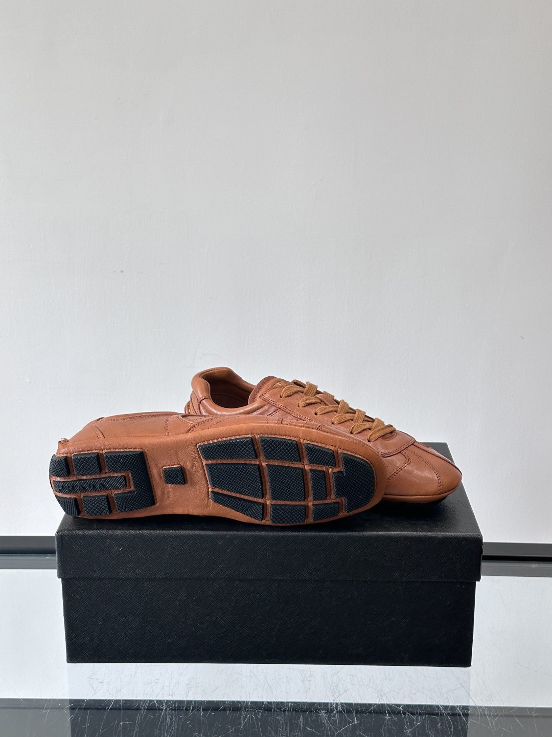 Prada Montecarlo德训鞋Prada Montecarlo德训鞋灵感源自赛车鞋，鞋面选用柔软