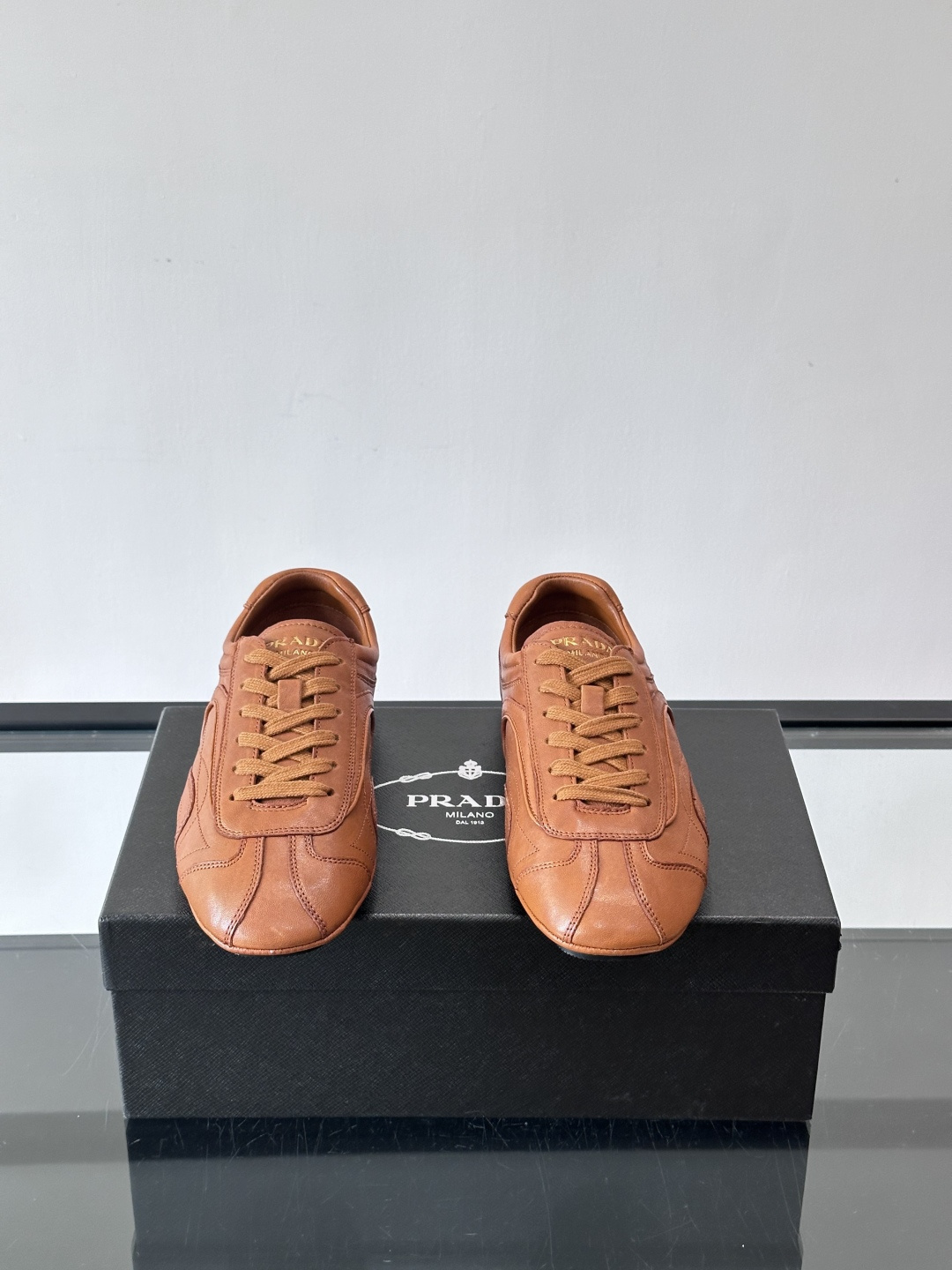 Prada Montecarlo德训鞋Prada Montecarlo德训鞋灵感源自赛车鞋，鞋面选用柔软