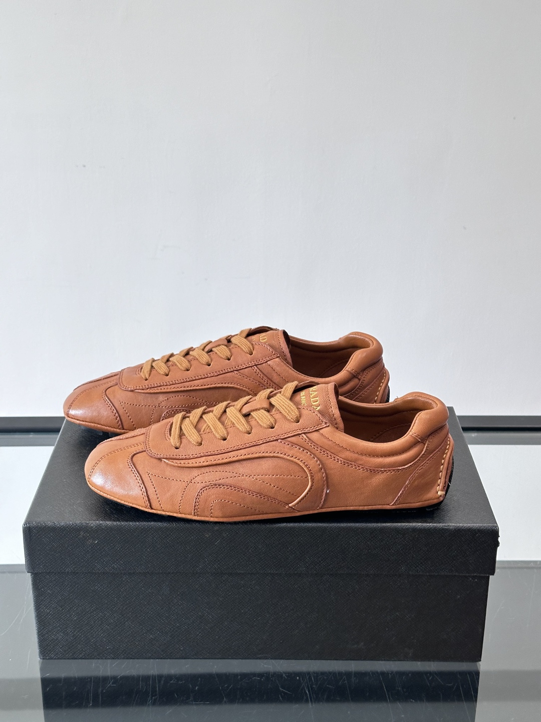 Prada Montecarlo德训鞋Prada Montecarlo德训鞋灵感源自赛车鞋，鞋面选用柔软