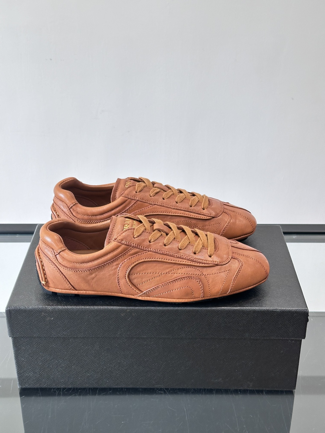 Prada Montecarlo德训鞋Prada Montecarlo德训鞋灵感源自赛车鞋，鞋面选用柔软