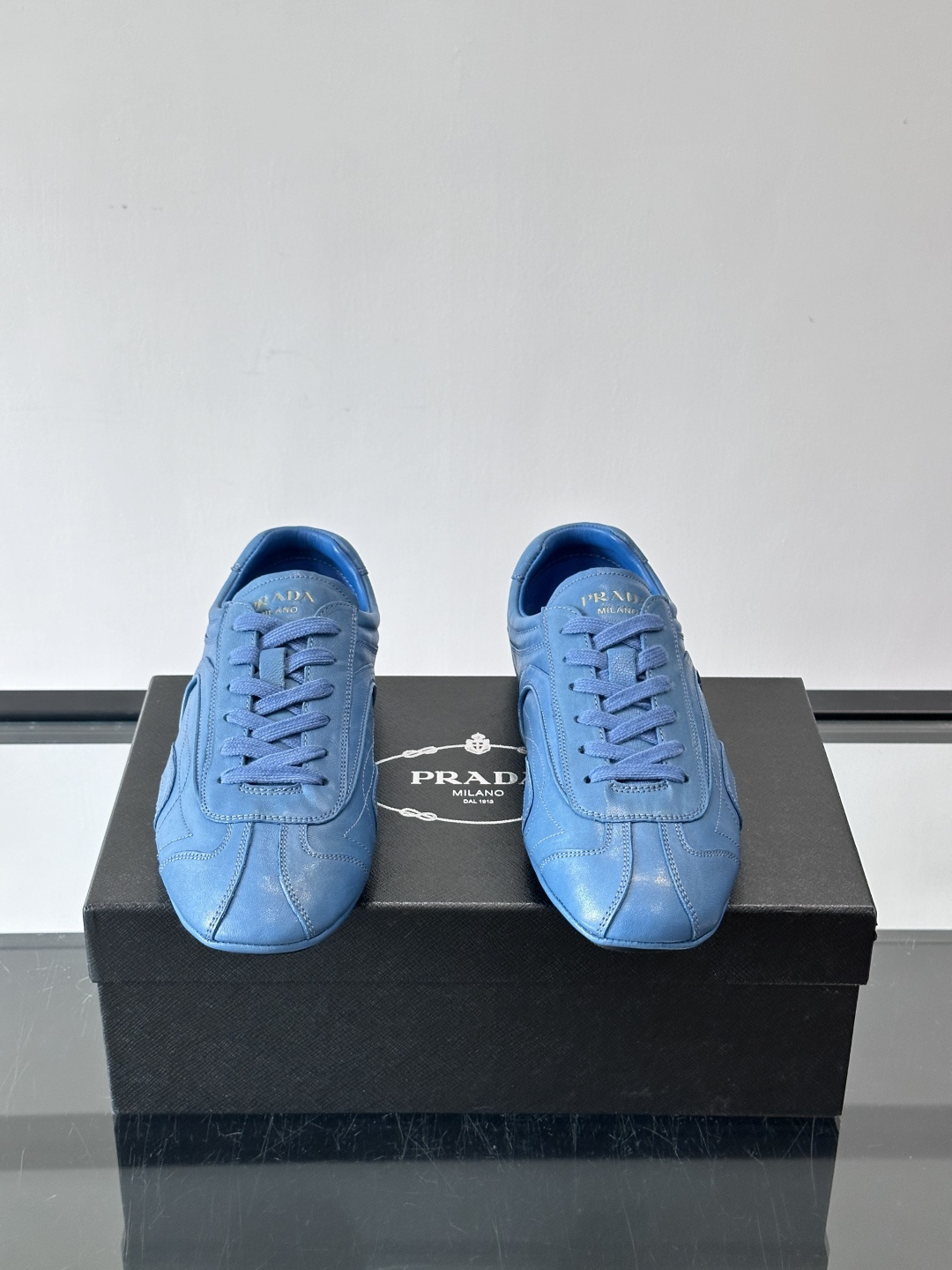 Prada Montecarlo德训鞋Prada Montecarlo德训鞋灵感源自赛车鞋，鞋面选用柔软