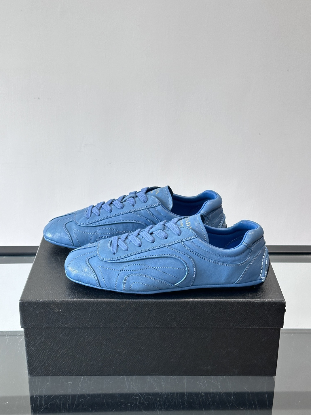 Prada Montecarlo德训鞋Prada Montecarlo德训鞋灵感源自赛车鞋，鞋面选用柔软