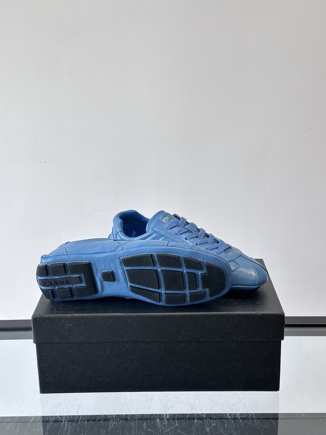 Prada Montecarlo德训鞋Prada Montecarlo德训鞋灵感源自赛车鞋，鞋面选用柔软