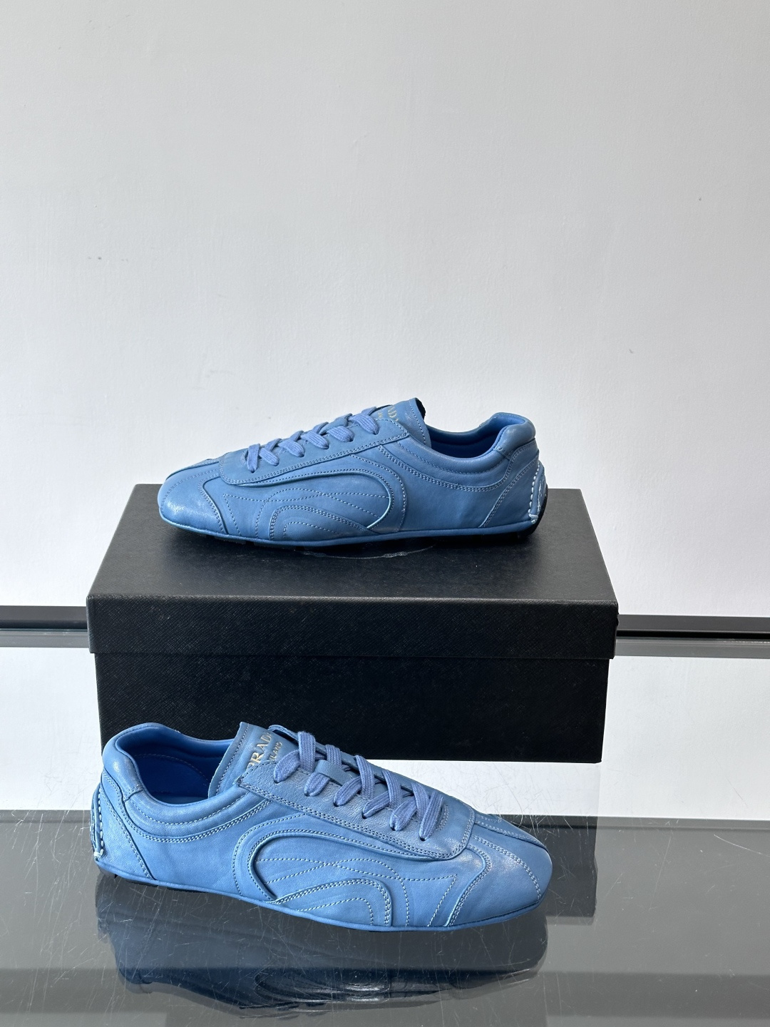 Prada Montecarlo德训鞋Prada Montecarlo德训鞋灵感源自赛车鞋，鞋面选用柔软