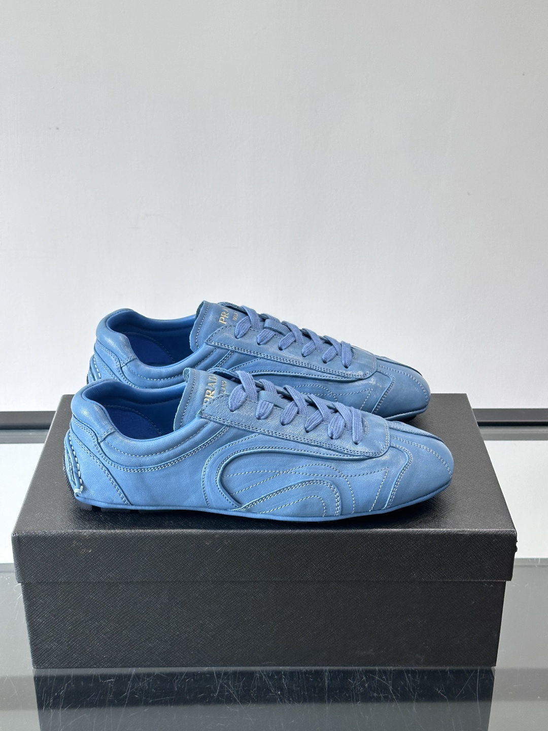 Prada Montecarlo德训鞋Prada Montecarlo德训鞋灵感源自赛车鞋，鞋面选用柔软