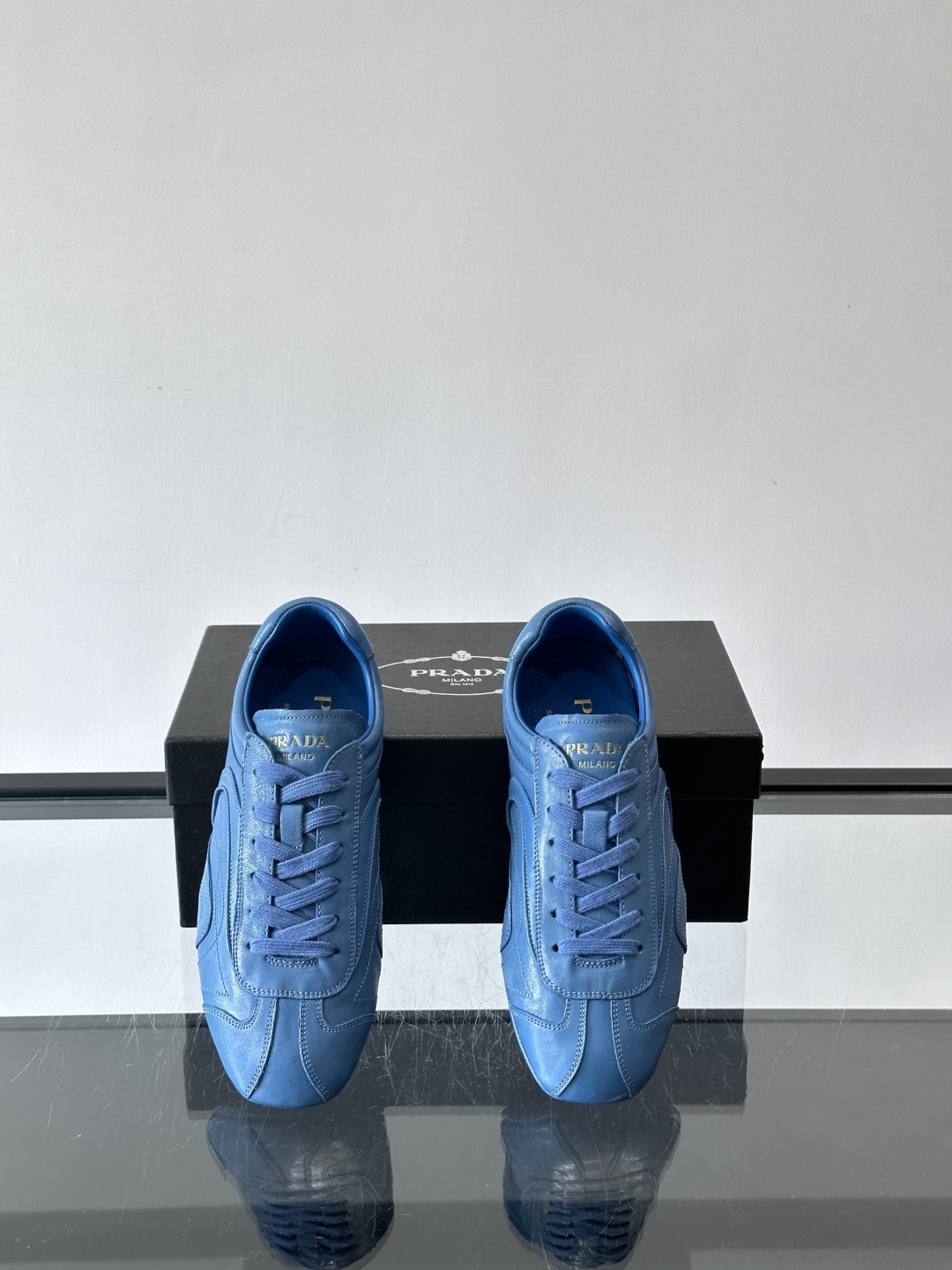 Prada Montecarlo德训鞋Prada Montecarlo德训鞋灵感源自赛车鞋，鞋面选用柔软