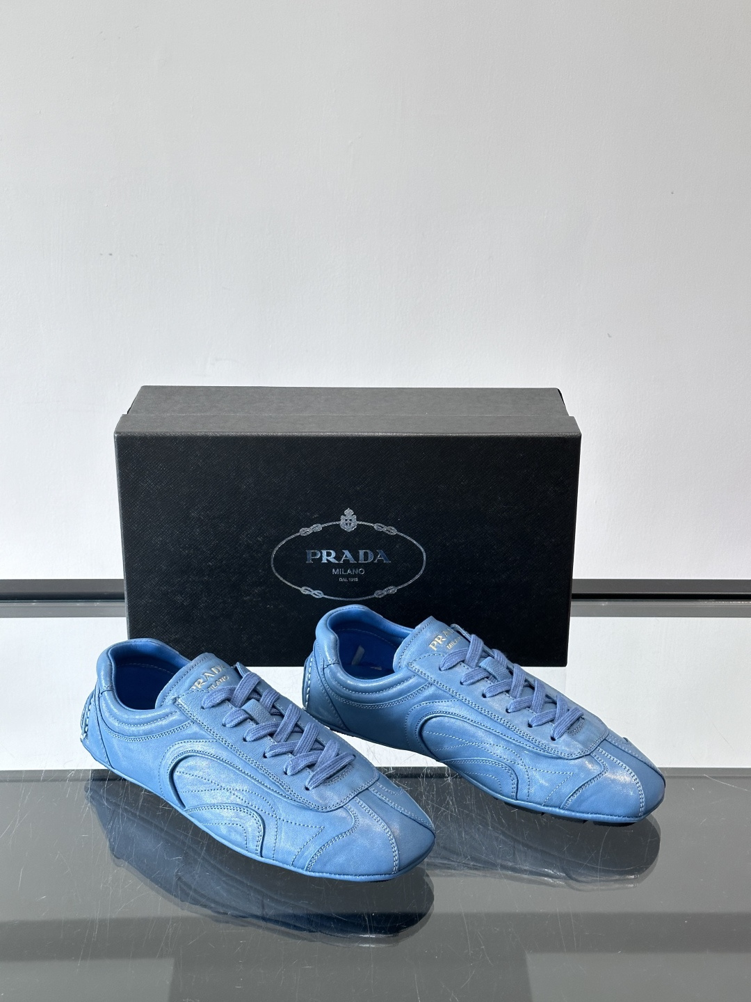 Prada Montecarlo德训鞋Prada Montecarlo德训鞋灵感源自赛车鞋，鞋面选用柔软