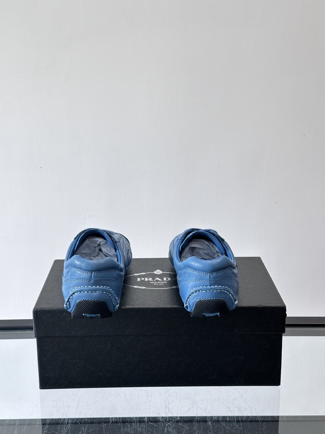 Prada Montecarlo德训鞋Prada Montecarlo德训鞋灵感源自赛车鞋，鞋面选用柔软