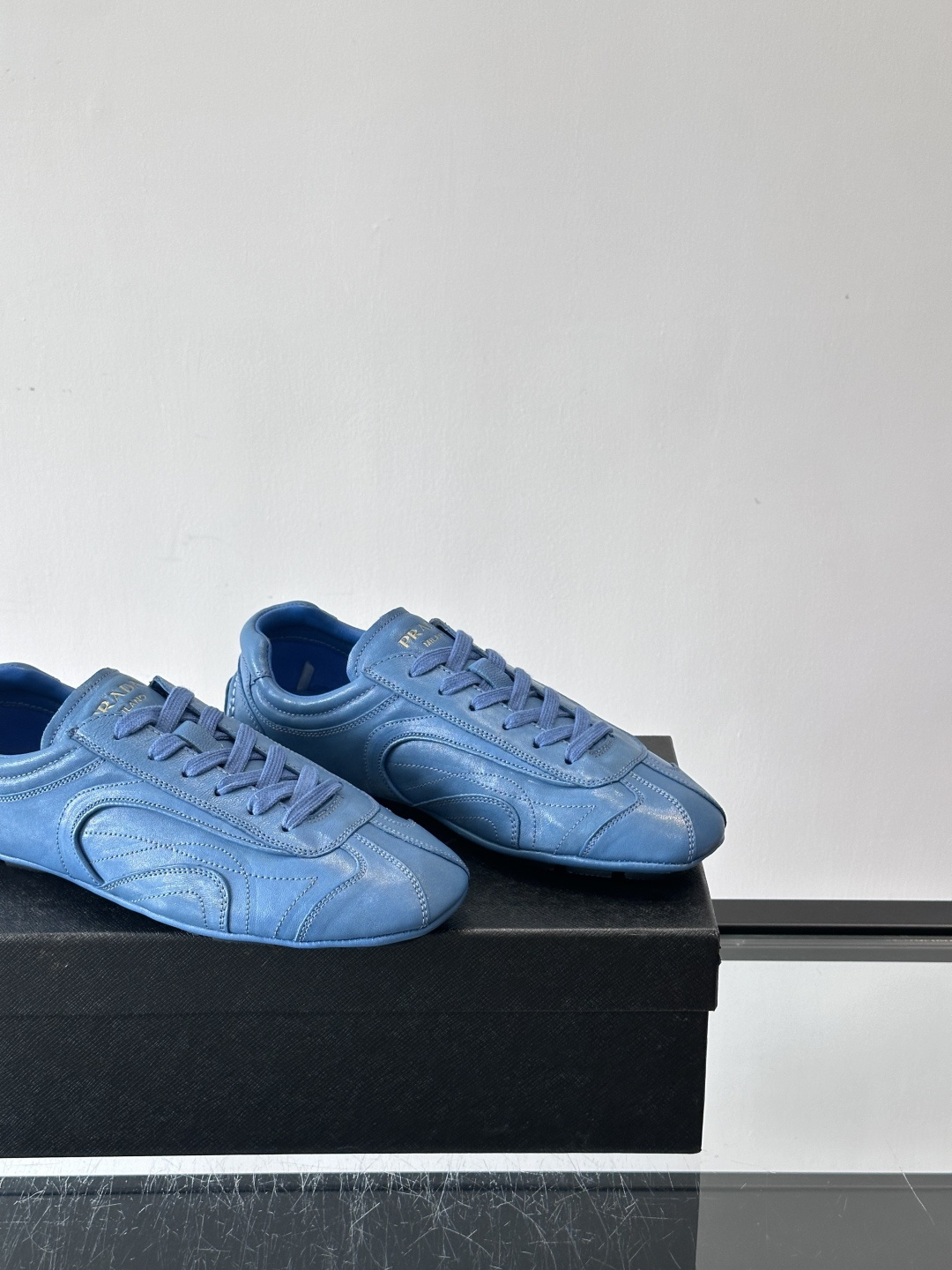 Prada Montecarlo德训鞋Prada Montecarlo德训鞋灵感源自赛车鞋，鞋面选用柔软