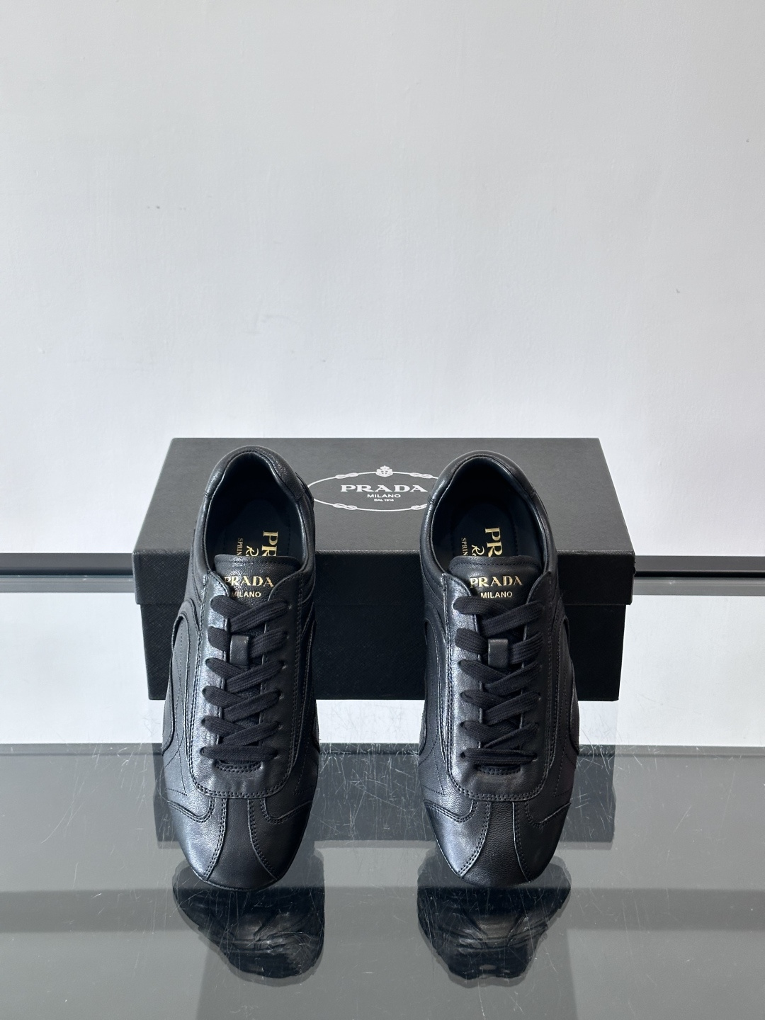 Prada Montecarlo德训鞋Prada Montecarlo德训鞋灵感源自赛车鞋，鞋面选用柔软