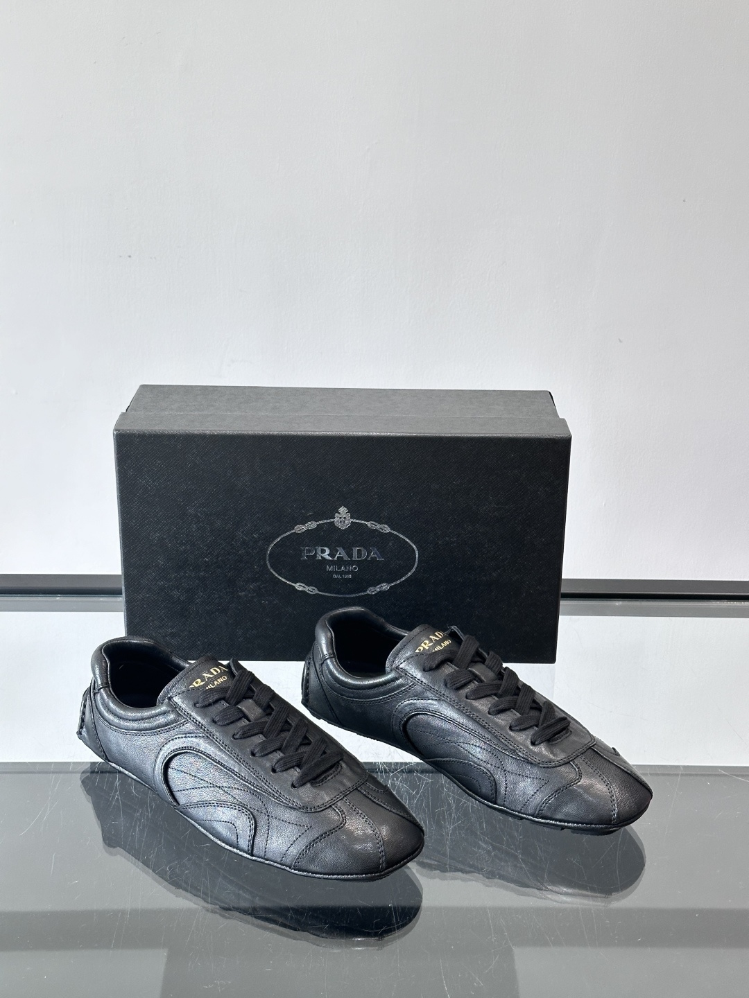 Prada Montecarlo德训鞋Prada Montecarlo德训鞋灵感源自赛车鞋，鞋面选用柔软