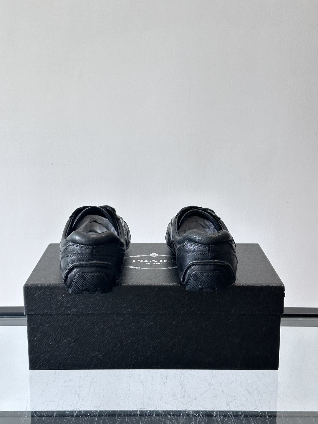 Prada Montecarlo德训鞋Prada Montecarlo德训鞋灵感源自赛车鞋，鞋面选用柔软