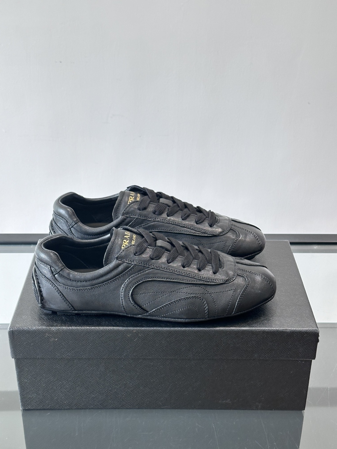 Prada Montecarlo德训鞋Prada Montecarlo德训鞋灵感源自赛车鞋，鞋面选用柔软