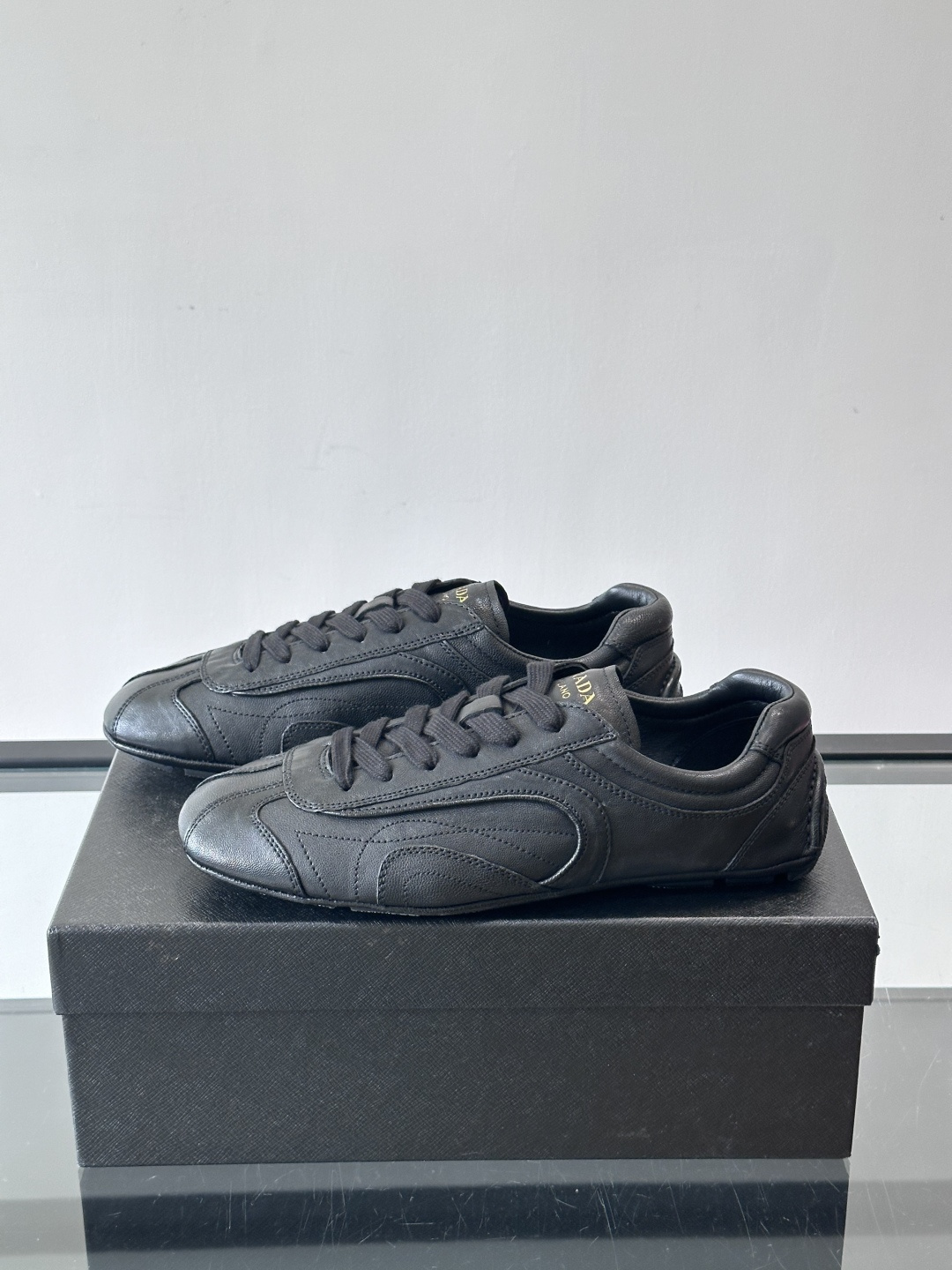 Prada Montecarlo德训鞋Prada Montecarlo德训鞋灵感源自赛车鞋，鞋面选用柔软