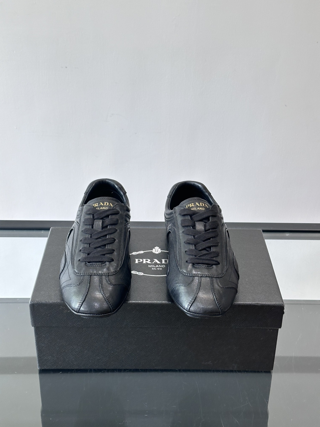 Prada Montecarlo德训鞋Prada Montecarlo德训鞋灵感源自赛车鞋，鞋面选用柔软