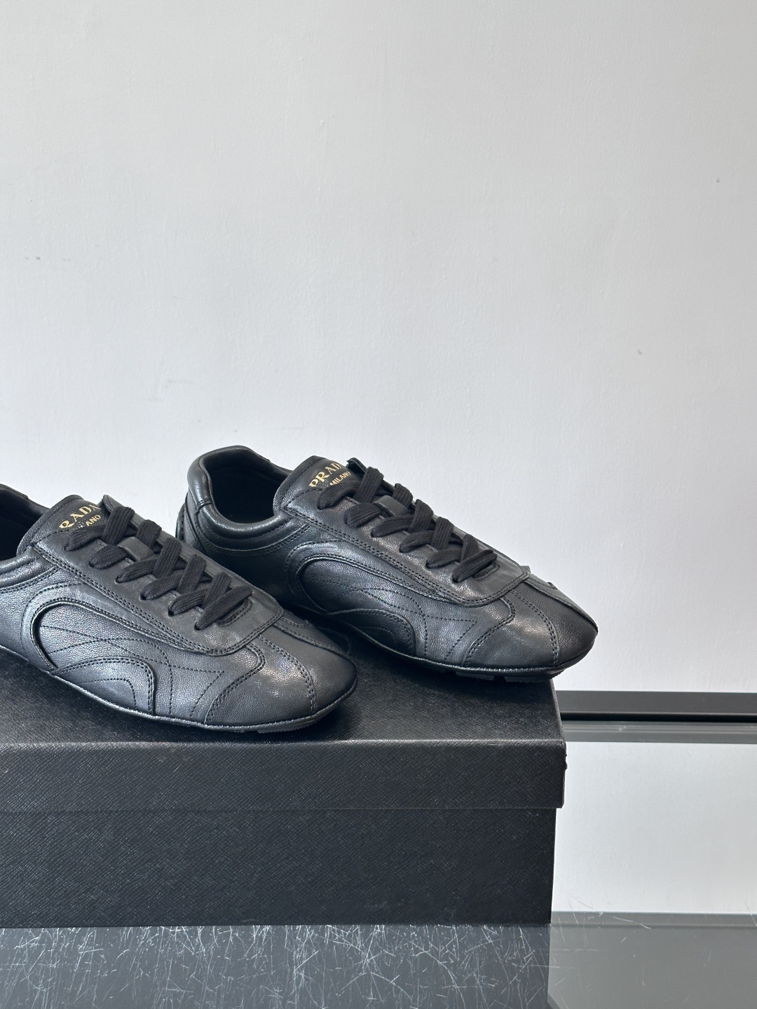 Prada Montecarlo德训鞋Prada Montecarlo德训鞋灵感源自赛车鞋，鞋面选用柔软