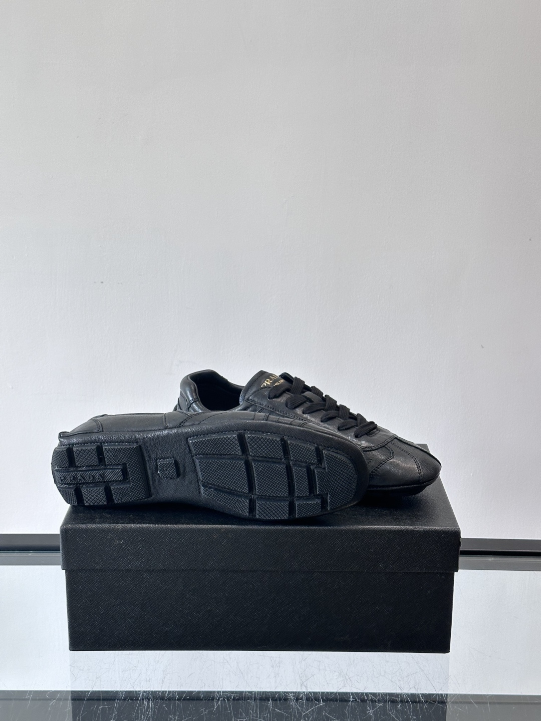 Prada Montecarlo德训鞋Prada Montecarlo德训鞋灵感源自赛车鞋，鞋面选用柔软