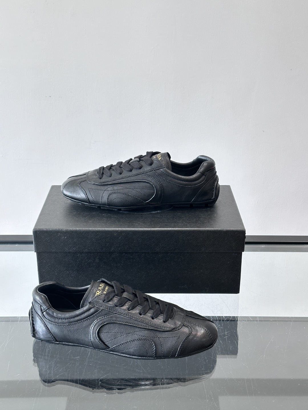 Prada Montecarlo德训鞋Prada Montecarlo德训鞋灵感源自赛车鞋，鞋面选用柔软