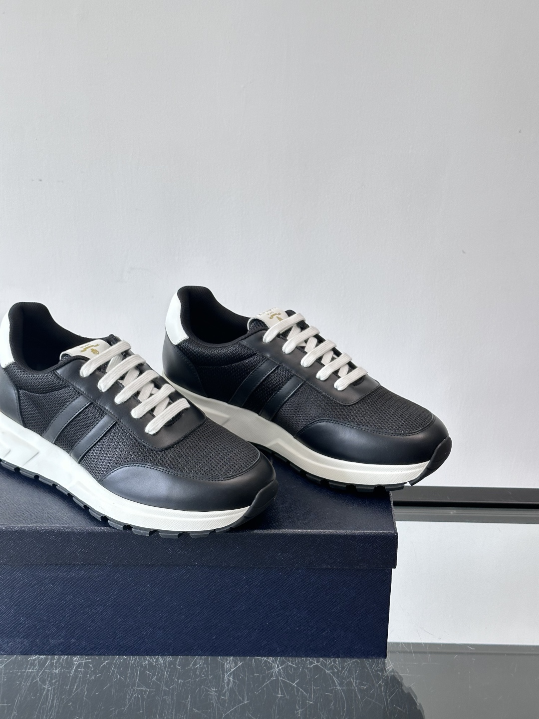 Prada复古运动鞋这款黑色复古运动鞋，网眼布+牛皮拼接，轻便透气，夏天穿超舒服！白色厚底设计，增高又缓