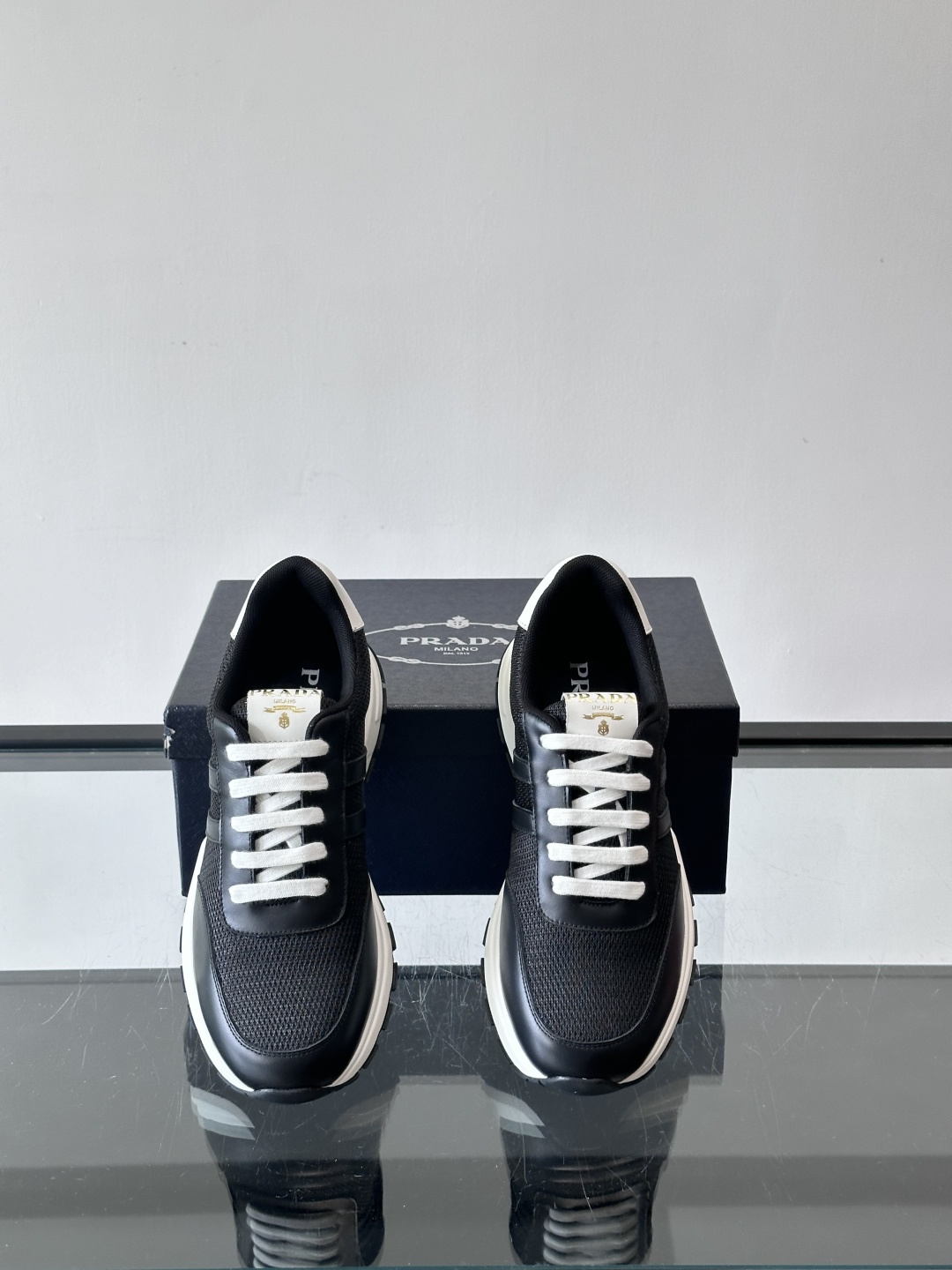 Prada复古运动鞋这款黑色复古运动鞋，网眼布+牛皮拼接，轻便透气，夏天穿超舒服！白色厚底设计，增高又缓