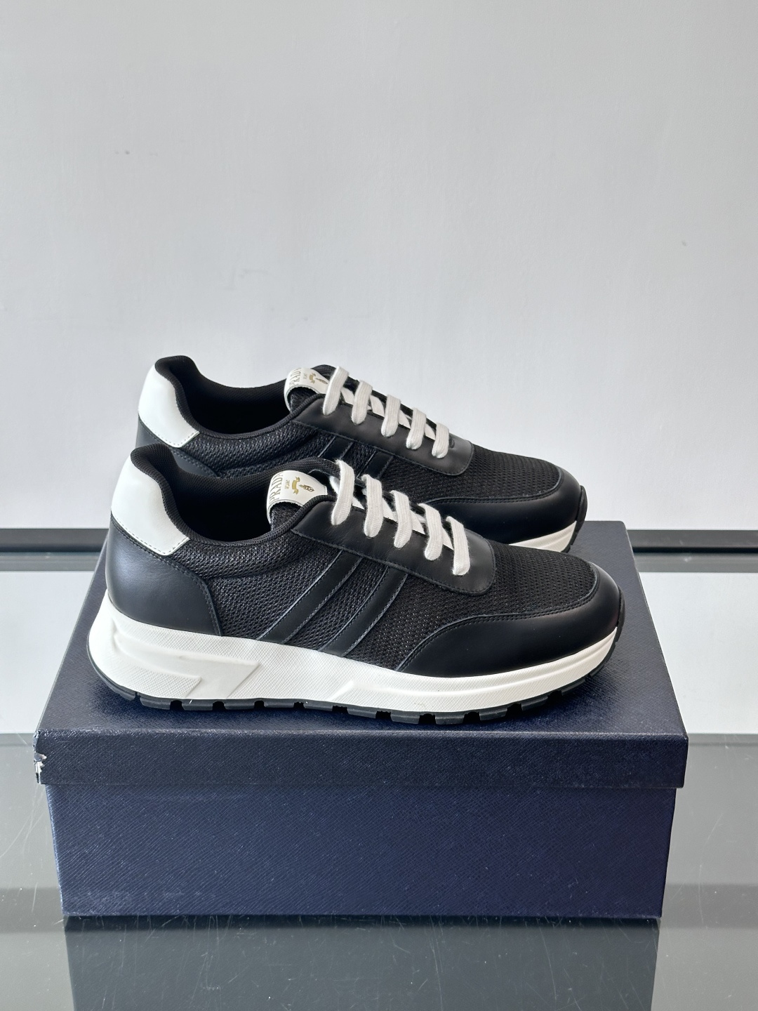NO:604028,Prada retro sneakers. These black retro sneakers are made of mesh + cowhide. They are light and breathable, and are super comfortable to wear in summer!  The white thick-soled design is both heightening and cushioning, so you won’t feel tired when walking. The classic black and white color scheme is simple and versatile, and can hold up to casual or sports styles ~ The upper lines are smooth, full of layers, the shoelaces are printed with the brand logo, and the details are exquisite. Suitable for daily commuting and travel, comfortable and stylish!  , size39-44 (customized at 38.45), Prada, prada, prada, sneakers, cowhide19860909Prada复古运动鞋这款黑色复古运动鞋,网眼布+牛皮拼接,轻便透气,夏天穿超舒服！白色厚底设计,增高又缓震,走路不累脚气.经典黑白配色,简约百搭,休闲or运动风都能hold住～鞋面线条流畅,层次感满满,鞋带印有品牌标识,细节很精致.日常通勤、出游都适合,舒适又有型！ ,size39-44（38.45定做）,普拉达,prada,prada,sneakers,cowhide,Men's shoes