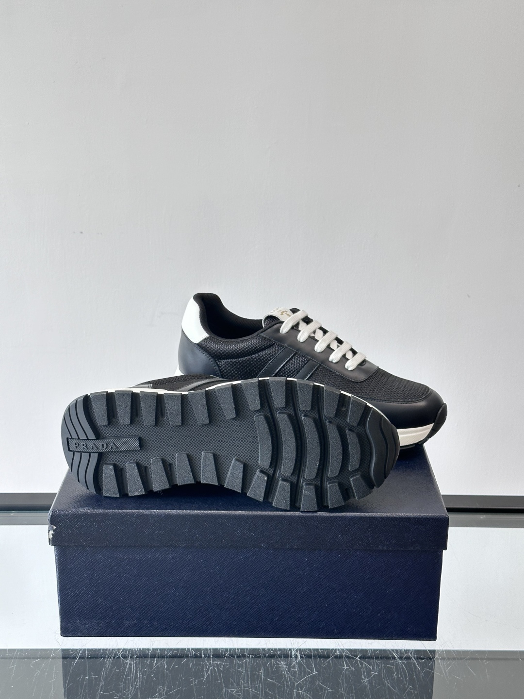Prada复古运动鞋这款黑色复古运动鞋，网眼布+牛皮拼接，轻便透气，夏天穿超舒服！白色厚底设计，增高又缓