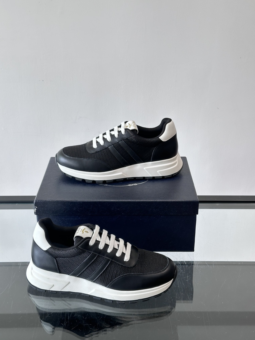 Prada复古运动鞋这款黑色复古运动鞋，网眼布+牛皮拼接，轻便透气，夏天穿超舒服！白色厚底设计，增高又缓