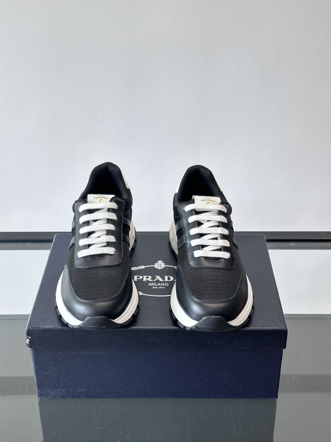 Prada复古运动鞋这款黑色复古运动鞋，网眼布+牛皮拼接，轻便透气，夏天穿超舒服！白色厚底设计，增高又缓