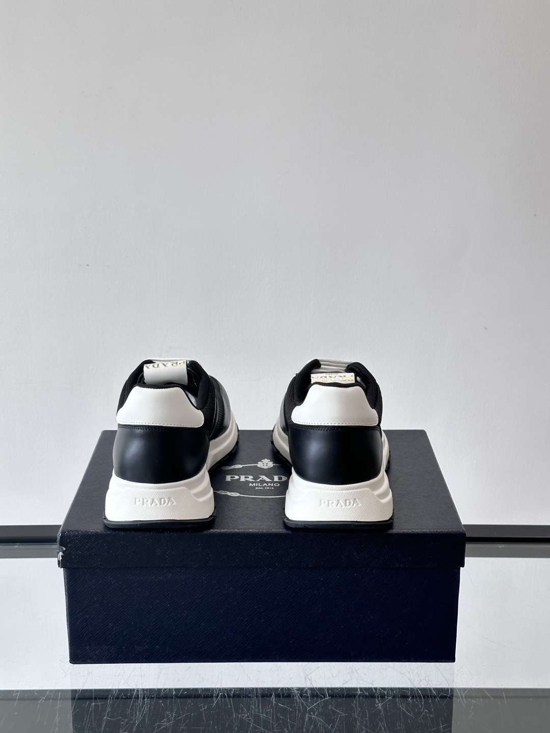 Prada复古运动鞋这款黑色复古运动鞋，网眼布+牛皮拼接，轻便透气，夏天穿超舒服！白色厚底设计，增高又缓