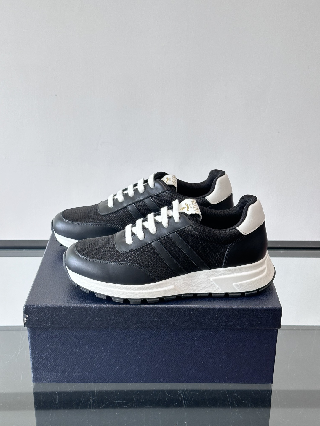 Prada复古运动鞋这款黑色复古运动鞋，网眼布+牛皮拼接，轻便透气，夏天穿超舒服！白色厚底设计，增高又缓