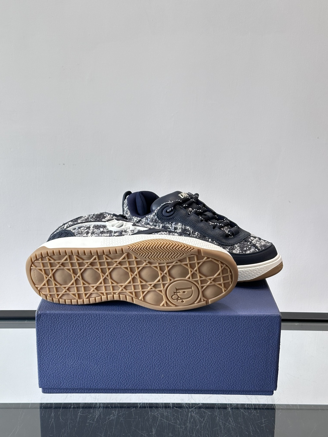 ERL X DIOR B9S 联名款运动鞋面包鞋在与 Travis Scott 的 Cactus Jac