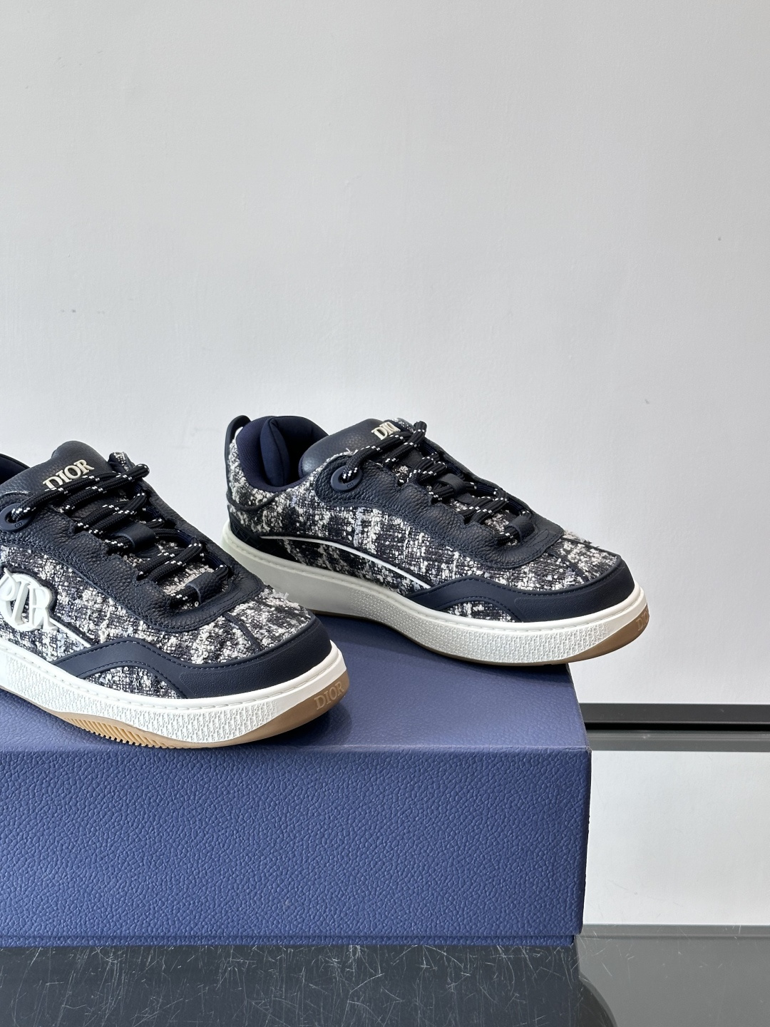 ERL X DIOR B9S 联名款运动鞋面包鞋在与 Travis Scott 的 Cactus Jac