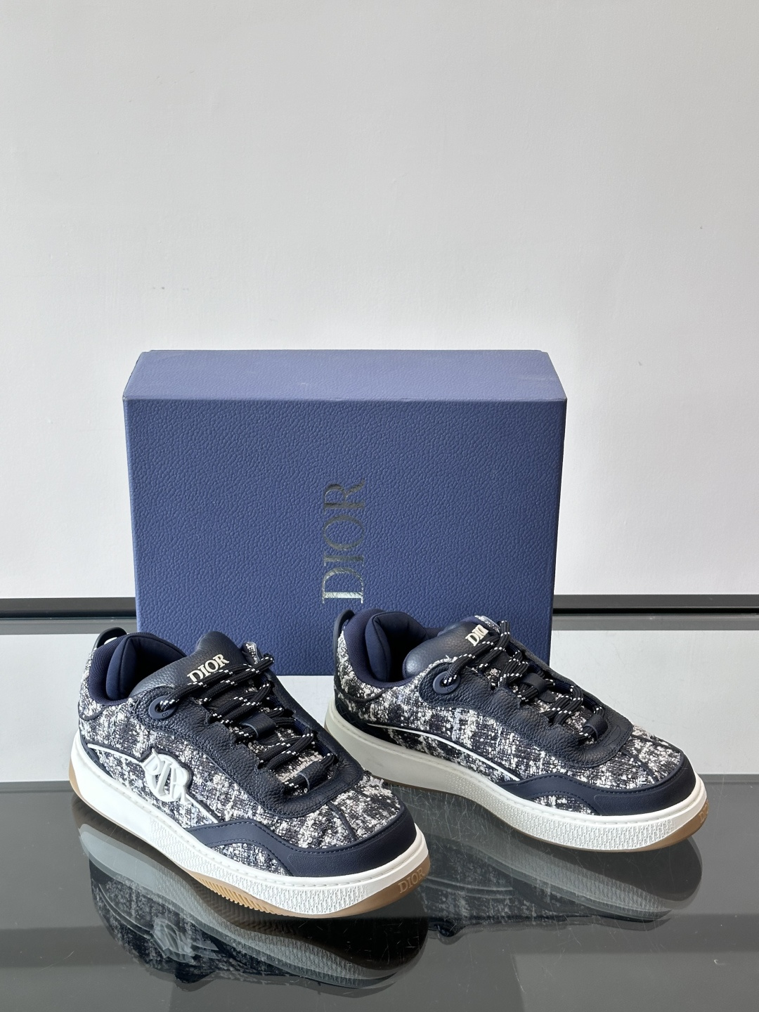 ERL X DIOR B9S 联名款运动鞋面包鞋在与 Travis Scott 的 Cactus Jac