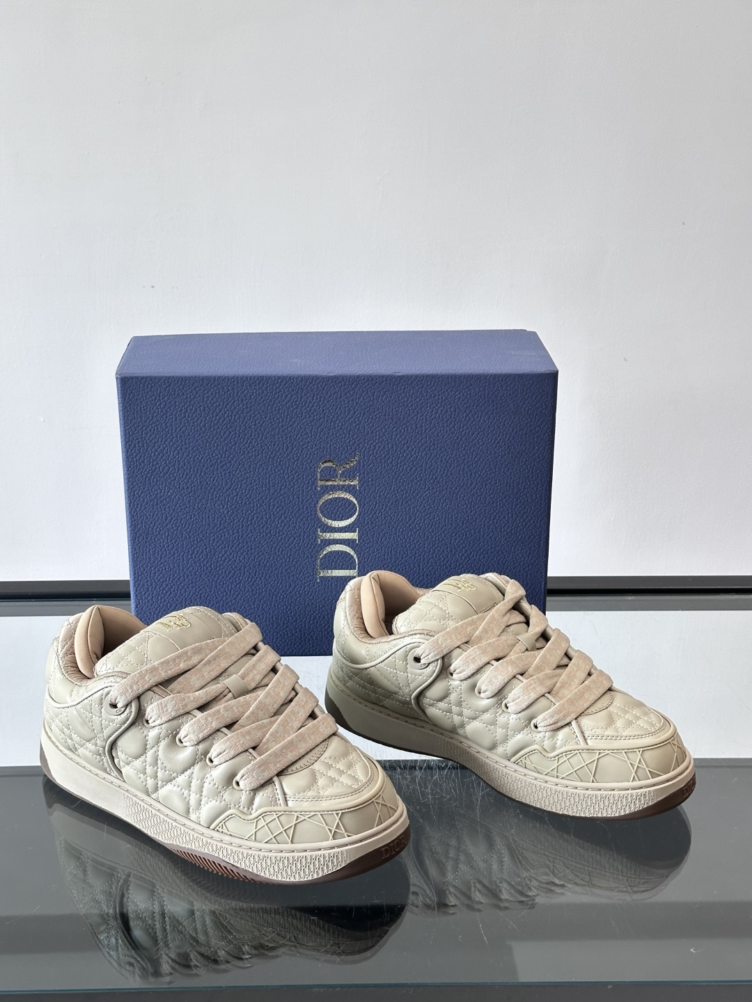 Dior B9S 藤格纹滑板鞋Dior × ERL联名B9S藤格纹滑板鞋，全球限量470双，2023春夏