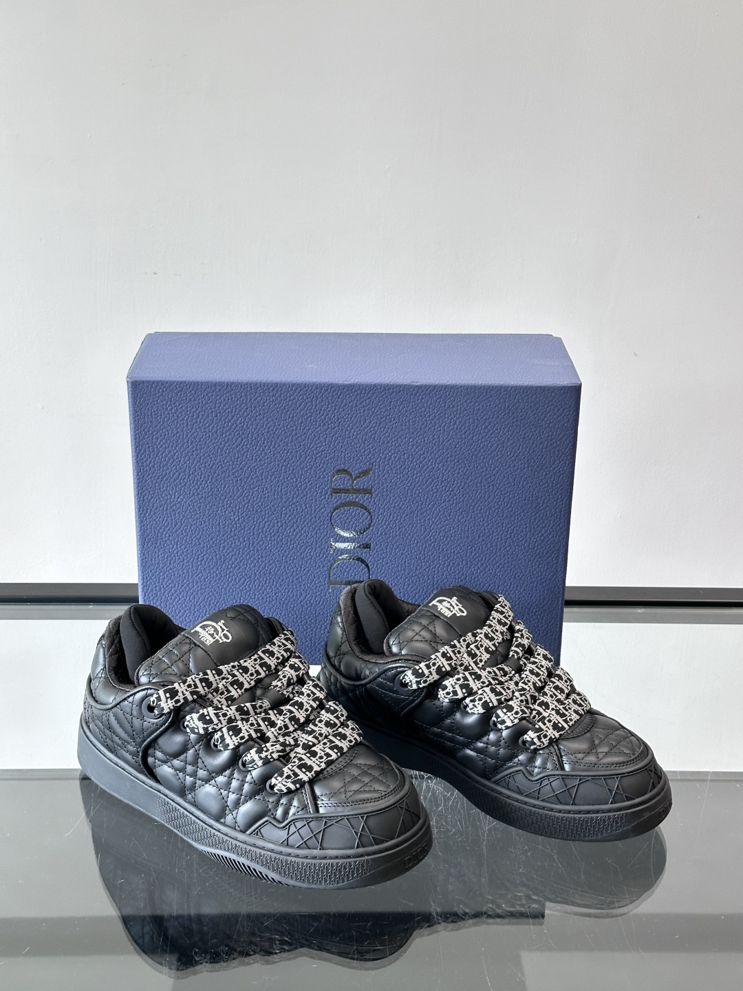 Dior B9S 藤格纹滑板鞋Dior × ERL联名B9S藤格纹滑板鞋，全球限量470双，2023春夏