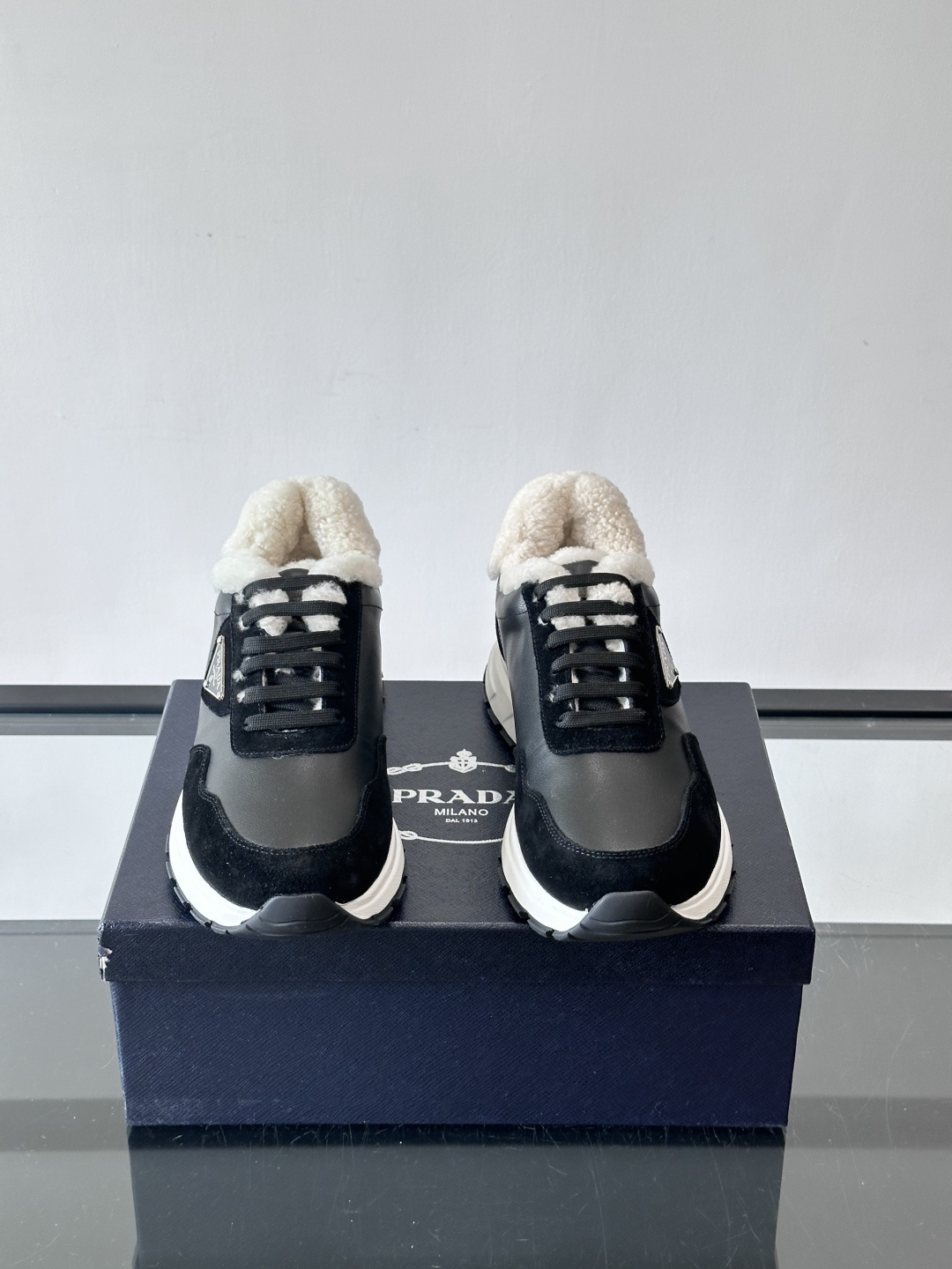 Prada 男士休闲运动鞋，皮革+绒面拼接，质感满分！内衬羊羔绒，秋冬穿超暖又时髦✅厚底设计，缓震效果好