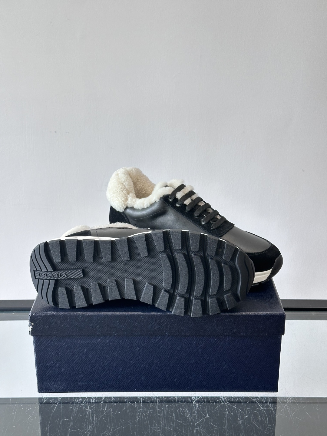 Prada 男士休闲运动鞋，皮革+绒面拼接，质感满分！内衬羊羔绒，秋冬穿超暖又时髦✅厚底设计，缓震效果好